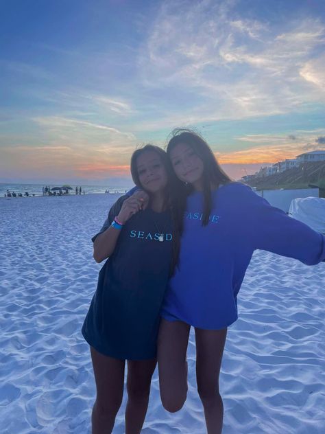 Summer Fits Hawaii, Preppy Beach Photoshoot, Preppy Beach Pics With Friends, Preppy Pictures To Recreate, Florida Pictures Ideas, Cute Beach Pics With Friends, Seaside Pictures Ideas, Seaside Florida Outfits, Preppy Beach Photos