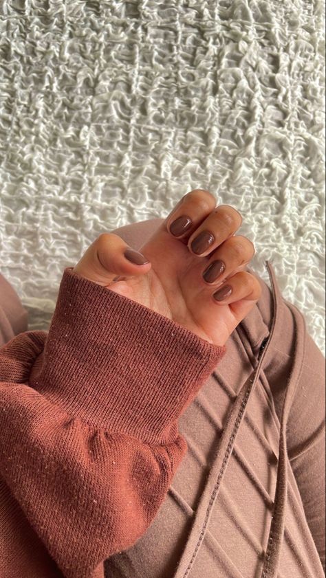 Elegant and understated, brown nails offer a chic, neutral look that pairs with any outfit. From rich chocolate to soft taupe, this versatile color adds sophistication to your manicure. Perfect for any occasion! 💅🏽🤎✨ #BrownNails #NailArt #ChicManicure Nails Sophisticated, Chocolate Nails, Chic Manicure, Brown Nails, Fingerless Gloves, Arm Warmers, Manicure, Nail Art, Nails