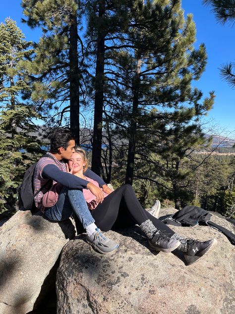 Couple goals travel yosemite inspo hiking boyfriend instagram Couple Trekking Photos, Couple Goal Outdoor, Couples Hiking Outfit, Yosemite Couple Photos, Couple Hiking Pictures, Hiking Couple Aesthetic, Hiking Couple Pictures, Adventurous Dates, Friends Hiking Aesthetic