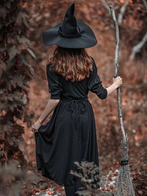 Photoshoot Ideas For Models, Fall Photoshoot Ideas, Cottagecore Witch, Witch Photos, Baba Jaga, Autumn Witch, Witch Costumes, Halloween Photography, Halloween Photo