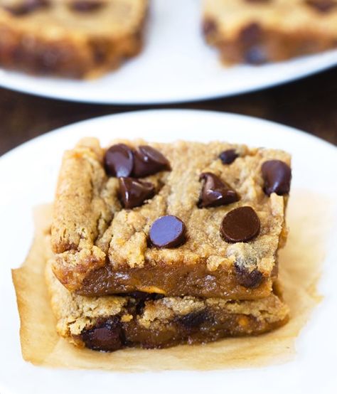 ryan reynolds blondie bars Healthy Blondies, Blondie Bars, Bars Healthy, Chocolate Protein Bars, Chocolate Covered Katie, Blondie Bar, Bars Chocolate, Chocolate Chip Blondies, Vegan Brownies