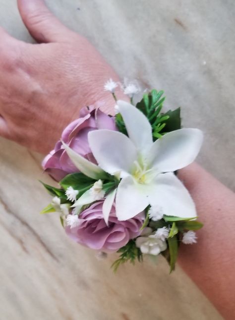 Corsage Lavender, Floral Wrist Corsage, Corsage Purple, Lavender And Lilac, Prom Corsage, Rose Corsage, Wedding Corsages, Corsage Prom, Rose Violette