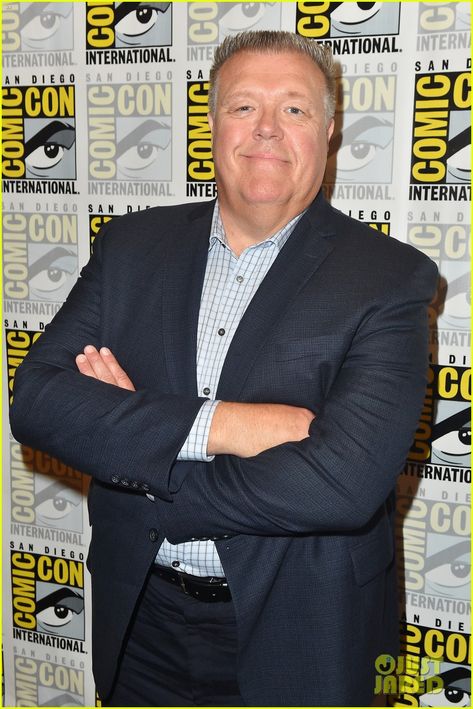 Joel McKinnon Miller at the Comic-Con 2018 Nick Miller Funny, Nick Miller Moonwalk, Joe Miller The Last Of Us, Will Franklyn Miller, Joel Mckinnon Miller, Andre Braugher, Charles Boyle, Gina Linetti, Rosa Diaz