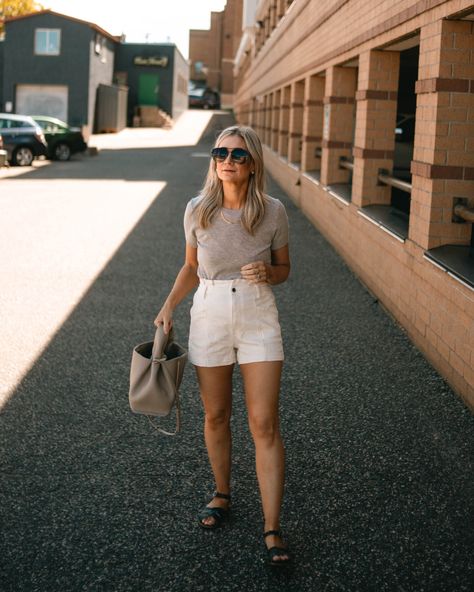 Karin Emily Style | My Favorite Shorts for Summer (non denim!) #nondenimshorts #linenshorts #comfyshorts Mom Shorts Outfit, Chino Shorts Outfit, Karin Emily, Emily Style, Types Of Shorts, Chino Shorts Women, Curated Closet, Fashion Capsule Wardrobe, Shorts For Summer