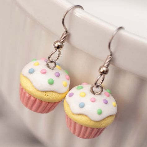 Cincin Diy, Cupcake Earrings, Crea Fimo, Diy Earrings Polymer Clay, Handmade Clay Jewelry, Polymer Clay Diy, Food Earrings, Polymer Clay Jewelry Diy, Pink Cupcakes