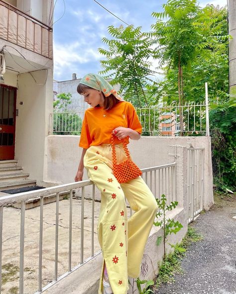 Orange Crocs Outfit, Crocs Crush, Cute Colorful Outfits, Yellow Pants Outfit, Bright Colored Outfits, Color Outfits, Bright Outfits, Color Combos Outfit, Color Blocking Outfits