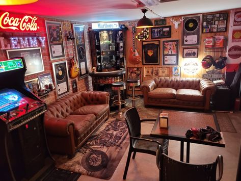 Eclectic Man Cave, 70s Man Cave, Retro Man Cave, Man Cave Aesthetic, Garage Lounge Ideas, Rock N Roll Living Room, Home Basement Bar, Unique Man Cave Ideas, Vintage Game Room