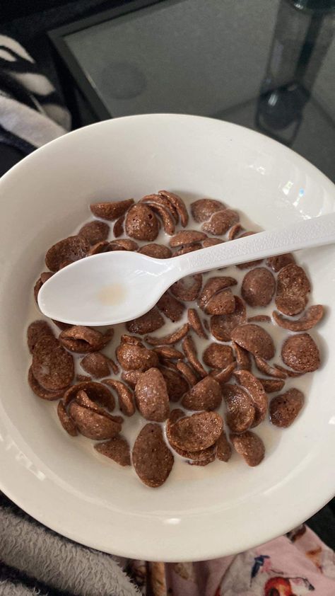 Nigeria Breakfast Ideas, Choco Milk Aesthetic, Cereals Aesthetic, Milk Snapchat, Cereal Aesthetic, Choco Milk, Chocolate Girl, Chocolate Girls, Choco Chips