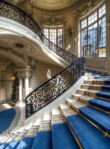 sweeping grand staircase with royal blue stairrunner, decor, decorate, entrance, entrance hall, entry, entryway, entry way, foyer, front hall, front door, hall, hallway, home, interior design, #interiors, modern, mudroom, mud room, parquet, stairwell, staircase, stair runner, stairs, stair hall Chateau Versailles, Take The Stairs, Lan Can, Chateau France, Stairway To Heaven, Grand Staircase, Classic Interior, Staircases, Design Styles