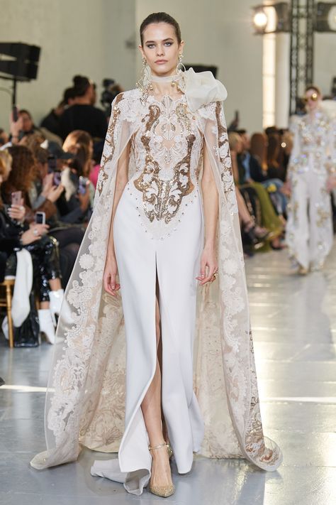 Elie Saab Spring 2020 Couture Fashion Show Collection: See the complete Elie Saab Spring 2020 Couture collection. Look 8 Elie Saab Bridal, Elie Saab Haute Couture, Abed Mahfouz, Haute Couture Paris, Ellie Saab, Elie Saab Fall, Haute Couture Gowns, Elie Saab Spring, Elie Saab Couture