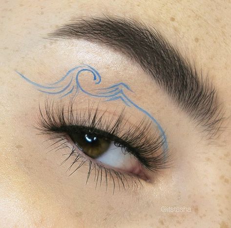 Wave Eye Makeup, Water Eyeliner Looks, Ocean Eye Makeup, Ocean Eyeliner, Wave Eyeliner, Eye Makeup Art Aesthetic, Wave Makeup, Creative Eyeliner, Fish Makeup