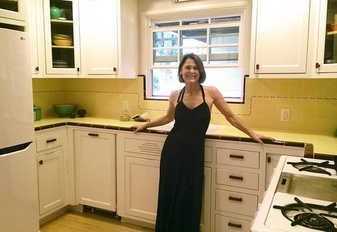 Carolyn's gorgeous 1940s kitchen remodel featuring yellow tile with maroon trim - Retro Renovation 1930s Kitchen Backsplash, Yellow Tile Kitchen, 1940s Kitchen Remodel, Red Kitchen Tiles, Yellow Kitchen Tiles, Black Tiles Kitchen, Vintage Yellow Kitchen, Vintage Kitchen Tile, Bathroom Retro