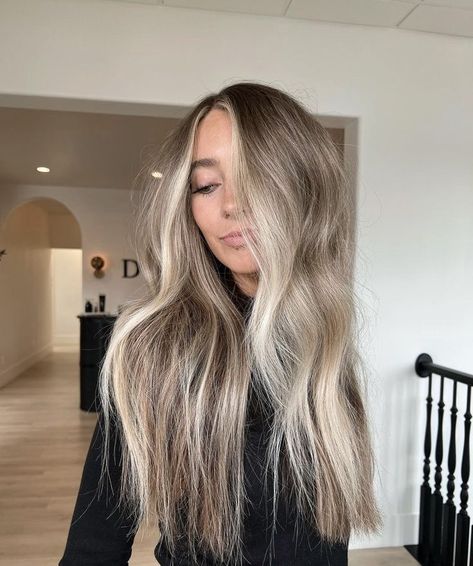 Brown Hair And Blonde Balayage, Blond Hair Blended Roots, Blonde To Light Brown Hair Before And After, Lived In Ash Blonde Balayage, Cool Blonde Dark Roots, Low Matinance Blonde, Blonde Dimensional Hair Balayage, Fall Blonde Balayage Dark Roots, Highlights With Root Smudge