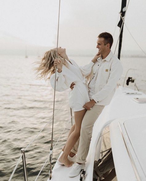 Cruise Proposal, Sailboat Photoshoot, Yacht Photoshoot, Boat Engagement Photos, Pre Wedding Praia, Sailboat Engagement, Sailboat Wedding, Boat Photoshoot, Shooting Couple