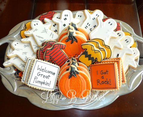 Lizy B: Great Pumpkin cookie tray Halloween Cooking Ideas, Charlie Brown Party, Halloween Deserts, It's The Great Pumpkin Charlie Brown, Peanuts Party, Great Pumpkin Charlie Brown, It's The Great Pumpkin, Charlie Brown Halloween, The Great Pumpkin