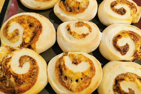 Filled with Vegemite and cheddar cheese, these super-easy savoury scrolls won't last long in the lunch box! Savoury Scrolls, Cheese Scrolls, Oscar Food, Scrolls Recipe, Refreshing Recipes, Sweet Corn Soup, Easy Lunch Boxes, Australia Food, Lunch Box Snacks