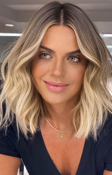 Blond Hair 2022 Trends Women, 2023 Women Hair Trends, Popular Fall Hair Styles 2023, 2023 Hair Trends For Women Summer, Fall Winter Hair Color 2022 Blonde, Blonde Hair 2023 Trends Women, Creamy Blonde Balayage Short Hair, Blond And Colored Hair, 2023 Hair Color Trends For Women Short