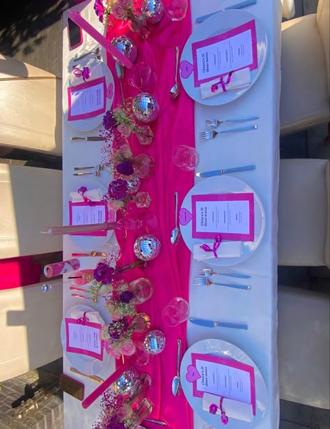 Disco pink tablesetting Pink Bachelorette Table, Pink Disco Bridal Party, Pink Table Setting Birthday, Pink Disco Party Table Decor, Y2k Table Decor, Barbie Table Setting Party Ideas, Disco Table Setting, Bachelorette Table Decor, Pink Diner