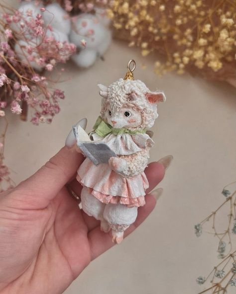 Katoenen kerstboomversiering (@ksenia.teplo) • Instagram-foto's en -video's Moving Dolls, Paper Mache Sculpture, Felt Christmas Decorations, Needle Felting Projects, Cotton Crafts, Art Dolls Handmade, Clay Art Projects, Cute Clay, Sewing Toys