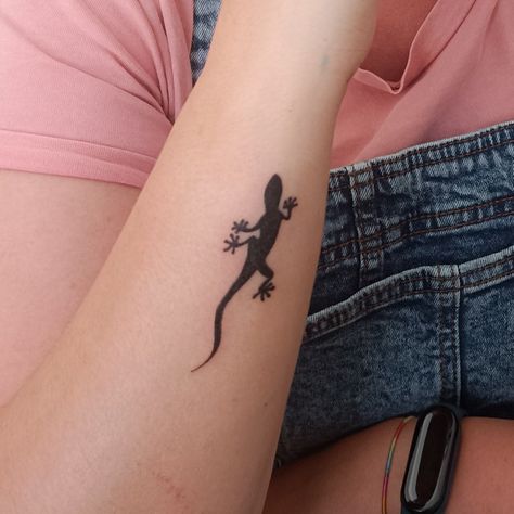 Ibiza Lizard Tattoo, Salamander Tattoo Simple, Gecko Outline Tattoo, Lizard Tattoo Cute, Simple Lizard Tattoo, Tommy Tattoo, Simple Wrist Tattoo, Cool Little Tattoos, Gecko Tattoo