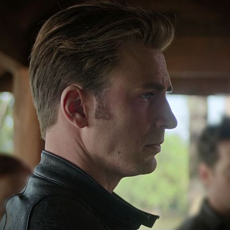 Steve Rogers Haircut, Captain America Hairstyle, Captain America Haircut, Chris Evans Endgame, Chris Evans Hair, Steve Rogers Beard, Combed Back Hair, Chris Evans Haircut, Steve Rogers Aesthetic