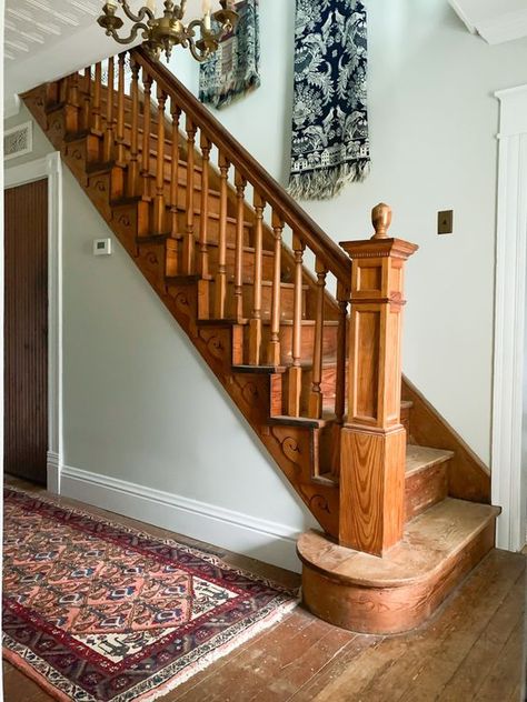 Farmhouse Wall Decor Ideas - Wilson Homestead Old Farmhouse Ideas, Old Farmhouse Staircase, Old Farmhouse Layout, Victorian Homes Layout, Victorian Farmhouse Living Room, Folk Victorian Interior, Victorian Staircase Ideas, Staircase Traditional, Victorian Homes Interior