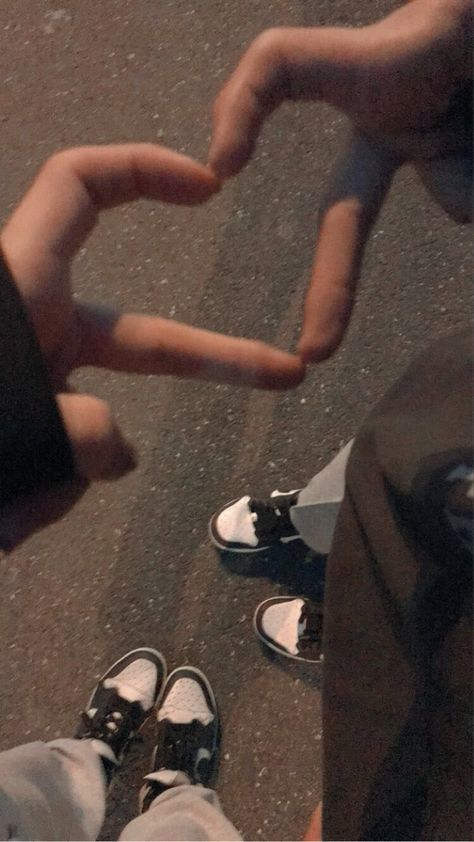 Finger Heart Wallpaper, Heart With Fingers, Finger Heart, Color Wallpaper Iphone, Color Wallpaper, Aesthetic Couple, Couple Shoes, Couples Goals, Two Girls