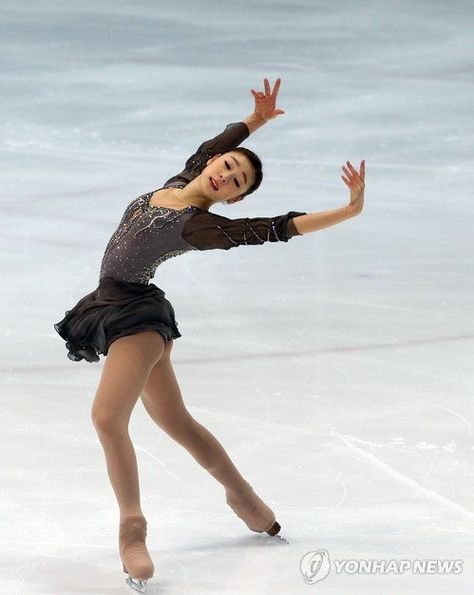 Skater Poses, Figure Skating Outfits, Yuna Kim, Kim Yuna, Action Pose Reference, Human Reference, Body Reference Poses, Human Poses Reference, Figure Skating Dresses