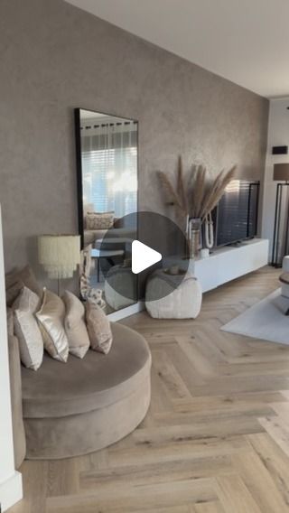 DCP Wammes | Deem Interior on Instagram: "LIVINGROOM INSPIRATION 🤍✨ Watch till the end for a cutieeee 

#woonkamer #woonkamerinspiratie #woonkamerstyling #wooninspiratie #livingroom #livingroomdecor #beigeinterior #beigeaesthetic #wohnzimmer #wohnzimmerideen #wohnzimmerinspiration #neutralhome #neutralhomedecor #interiör #interior123" White Interiors Living Room, Grey And Beige Living Room Colour Schemes, Modern Cosy Living Room Ideas, Light Gray Living Room Ideas, Living Room Inspo Cozy, Living Room Colour Schemes, Living Room Contemporary, Beige Living Rooms, Cosy Living Room