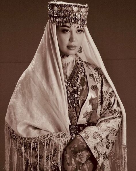 Uzbek Clothing, Biblical Clothing, Kurdish Clothes, Arabic Clothing, Fairytale Gown, Creative Fashion Photography, Persian Fashion, National Clothes, Turkish Culture