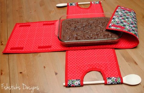 The Indygo Junction Casserole Carry-All Review & Giveaway! Casserole Carrier Pattern, Casserole Dish Carrier, Insulated Casserole Carrier, Carrier Pattern, Casserole Carrier, Diy Sewing Gifts, Sewing To Sell, Aprons Patterns, Sewing Studio