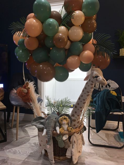 Safari Hot Air Balloon Party, Jungle Theme Hamper, Safari Baby Shower Gift Basket, Hot Air Balloon Baby Shower Gift, Baby Boy Hamper Ideas, Cute Baby Shower Gifts Baskets, Diy Hot Air Balloon Basket, Baby Shower Gifts For Boys Creative, Baby Boy Gift Basket Ideas