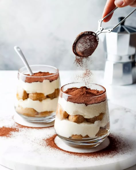 Recette tiramisu Kinder Bueno - Marie Claire Dessert Express, Tiramisu Recept, Dessert Cups Recipes, Coffee Buttercream, Best Italian Recipes, Italy Food, Italian Recipes Authentic, Bakery Desserts, Coffee Dessert