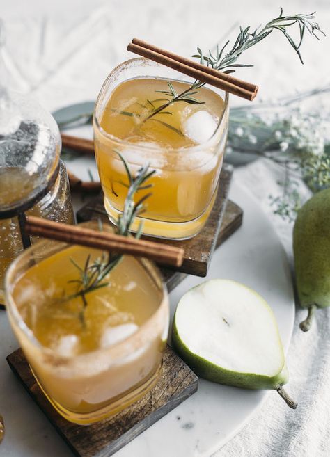 Honey Pear Margarita | Enjoy this simple fall-flavored margarita that tastes like pear! | thealmondeater.com Cointreau Cocktail, Pear Margarita, Thanksgiving Cocktail, Fall Cocktails Recipes, Holiday Drink, Tequila Drinks, Christmas Cocktail, Sazerac, Perfect Thanksgiving