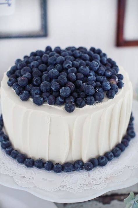 27 Cakes Covered in Delicious Foods | Can't go wrong with these cakes. #dessert #yum #boomerangdining Blueberry Topping, Fest Mad, Torte Cupcake, Blueberry Cake, Läcker Mat, Cake Cover, Cupcake Cake, White Cake, Food Cakes