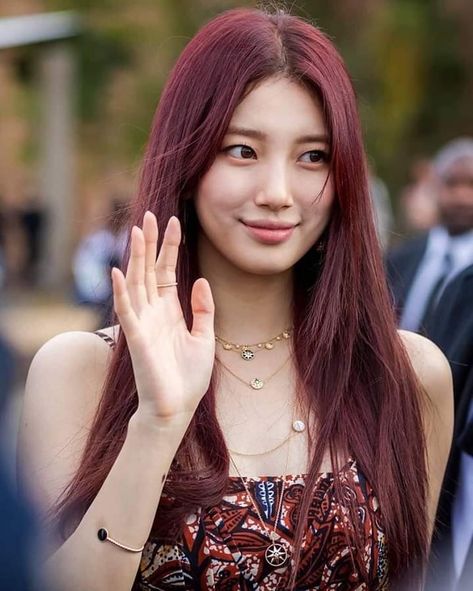 Suzy Bae red hair goddess dior iconic suji Pelo Color Vino, Red Hair Makeup, Lee Hyori, Suzy Bae, Baifern Pimchanok, Red Hair Inspo, Wine Hair, Hair Color Streaks, Hot Hair Colors