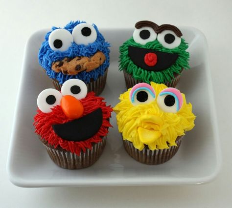 Cookie Monster and friend cupcakes Sesame Street Cupcakes, Elmo Cupcakes, Cupcake Recipes For Kids, Cookie Monster Cupcakes, Sesame Street Cake, Kid Cupcakes, Sesame Street Birthday Party, Cupcake Wars, Cupcake Bakery