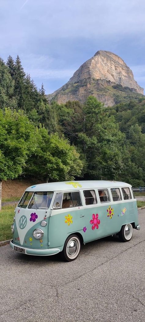 Vw Vintage Van, Vintage Vans Vehicles, Combi Hippie, Vw Truck, 70s Van, Kombi Hippie, Volkswagon Bus, Hippie Vans, Vintage Volkswagen Bus