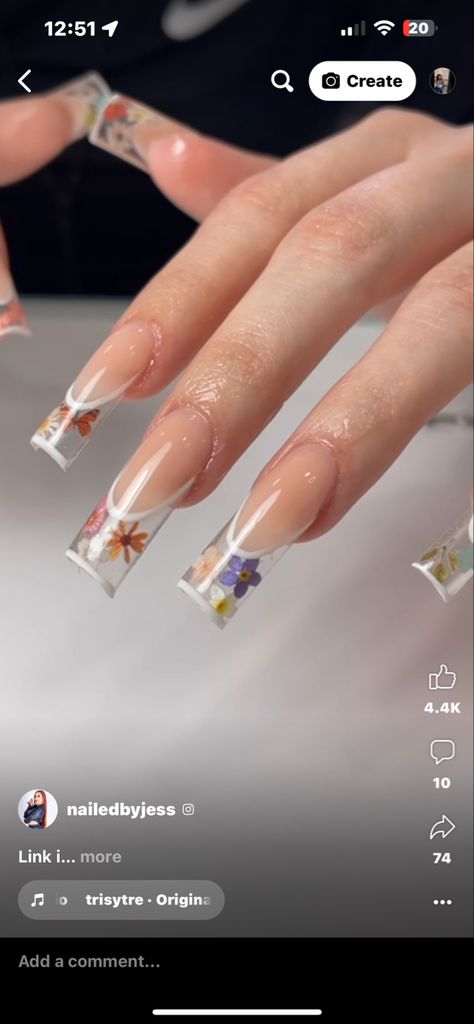 Capsulated Nails Flowers, Real Flowers In Nails, Flower Clear Nails, Dried Flowers Nails Design, Nails With Real Flowers, Dried Flower Nails Acrylics, Real Flower Nails, Nails With Dried Flowers, Dried Flowers Nails