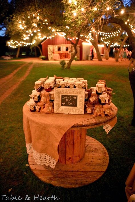 Diy Rustic Wedding, Jam Favors, Wedding Diys, Rustic Wedding Decor Diy, Spool Tables, Rustic Wedding Reception, Homemade Wedding, Wooden Spool, Hill Country Wedding