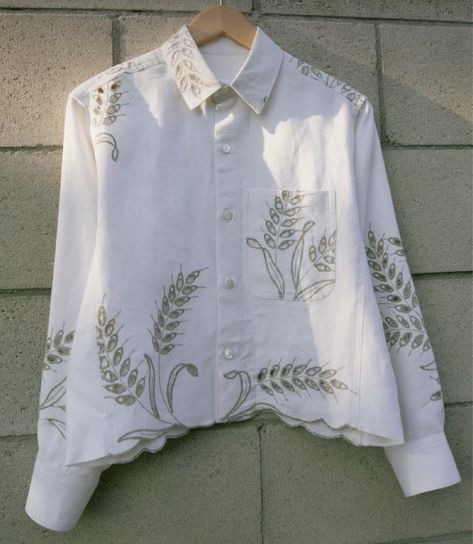 Vintage Embroidered Jacket, Embroidered Tops, Fabric Buttons, Embroidery On Clothes, Estilo Chic, Embroidered Clothes, Vintage Linen, Shell Buttons, Embroidery Blouse