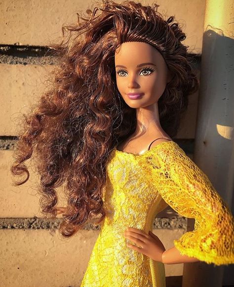 Curly Hair Barbie Doll, Curly Hair Barbie, Pictures Of Barbie Dolls, Curly Brown Hair, Barbie Pictures, Barbie Stories, Accessoires Barbie, Made To Move Barbie, Barbies Pics