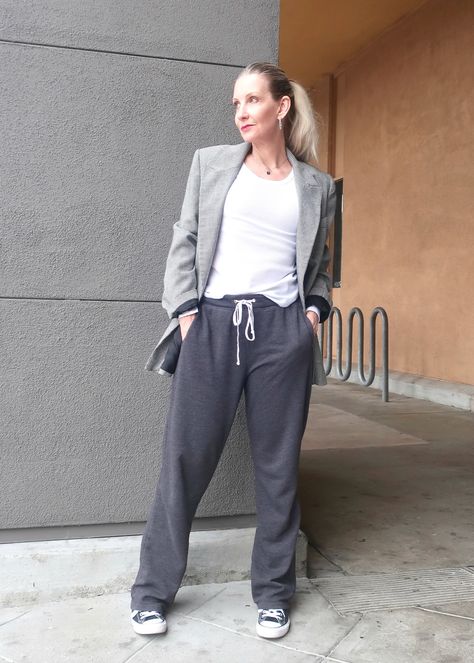 Sweatpants Work Outfit, Sweatpants Outfit Summer, Black Sweatpants Outfit, Celebrity Outfit Inspiration, Denim Overalls Outfit, Gray Sweatpants Outfit, Outfits Sweatpants, Outfit Ideas 70s, Sweatpants Outfit Ideas