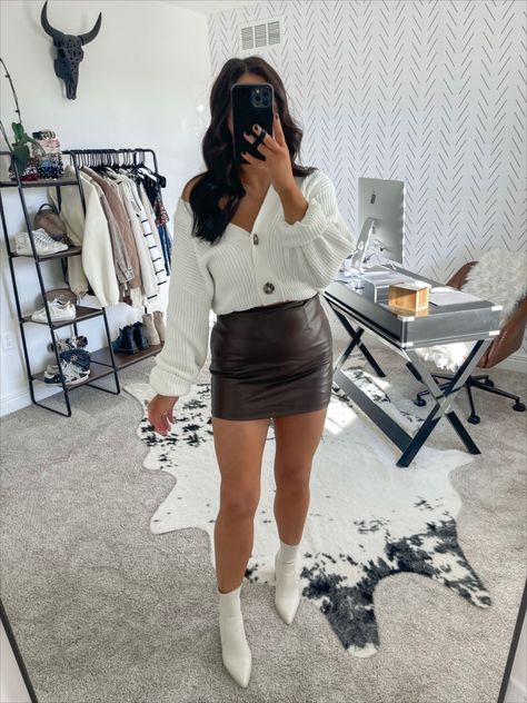 White Booties Outfit Fall, Fall Dresses Classy, White Booties Outfit, Outfit Ideas Skirt, Leather Mini Skirt Outfit, Booties Outfit Fall, Mini Leather Skirt, Cute College Outfits, Outfits Skirts