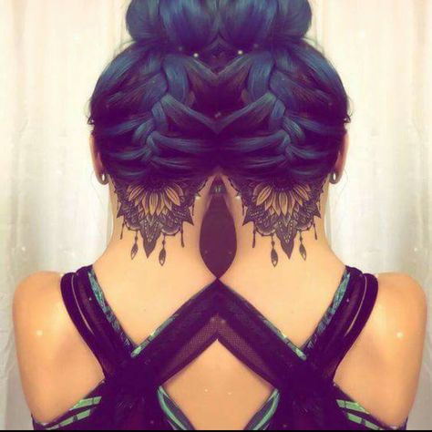 Hairline cut tattoo Jawline Tattoo, Mandala Neck Tattoo, Undercut Tattoos, Hairline Tattoos, Tattoo Sunflower, Nape Tattoo, Mandala Blue, Sunflower Mandala, Individual Braids