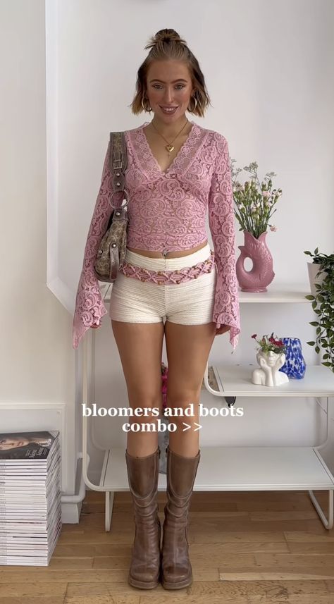 Old Coachella Outfits, Boho Going Out Outfit, Coquette Festival Outfits, Hoizer Concert Outfit Ideas, Pink Coachella Outfit, Festival Outfits Pink, Cochella Outfits Inspiration, Lace Festival Outfit, Boomtown Outfit