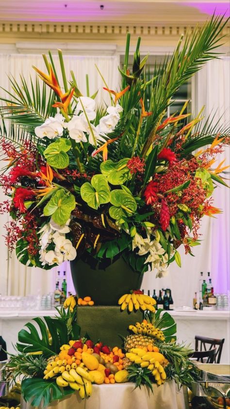 Hawaiian Buffet Table Ideas, Tropical Buffet, Thai Catering, Hotel Arrangements, Buffet Setting, Thanksgiving Flower Arrangements, Chacuterie Board, Tropical Arrangements, Buffet Stations