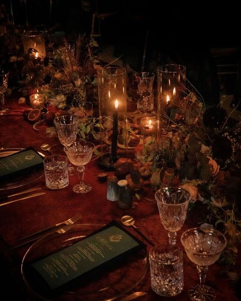 TINGE (@tingefloral) • Instagram photos and videos Moody Tablescape, Dark Romantic Wedding, Fall Dinner Party, Easy Lunch Ideas, Jewel Tone Wedding, Dark Christmas, Dark Wedding, Moody Wedding, Life Aesthetic