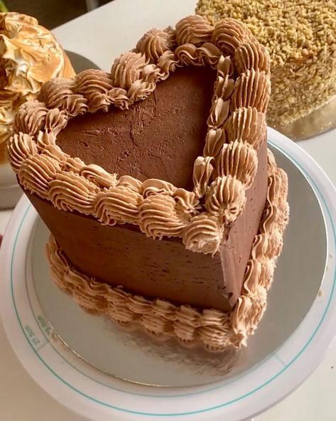 Heart shaped Chocolate Cake 🤎🎂 Filled with Chocolate meringue buttercream 🍫🧁 20/25 serves 🍴 #cakesofinstagram… | Instagram