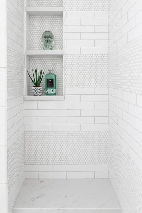 Hexagon Shower Tile, Penny Tile, Bad Inspiration, Tiled Shower, Shower Niche, Bath Girls, Bathroom Shower Tile, Shower Tile Designs, Bathroom Remodel Shower